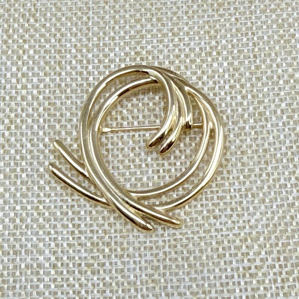 Vintage Trifari Gold Tone Double Loop Swirl Brooch